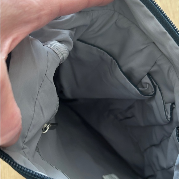 Travelon Anti Theft Classic Messenger Bag Midnight Blue EUC - Picture 6 of 6